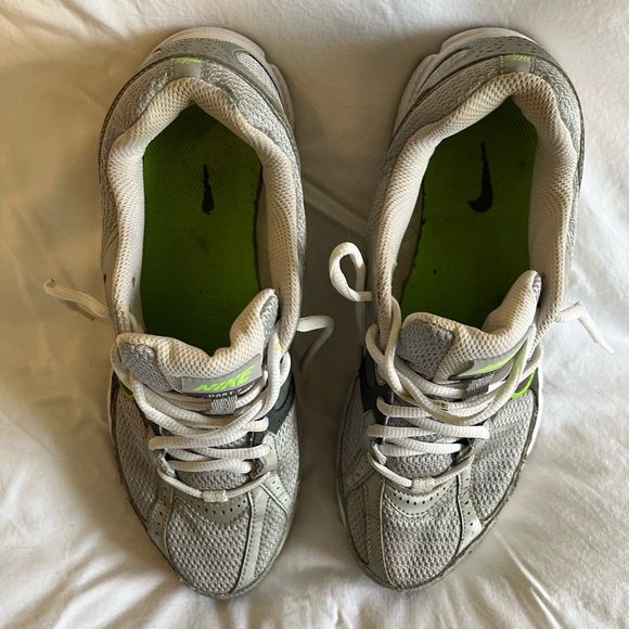 👟 👟🌸GUC Nike Sneakers, grey, black & green, size 9.5 - Picture 6 of 10